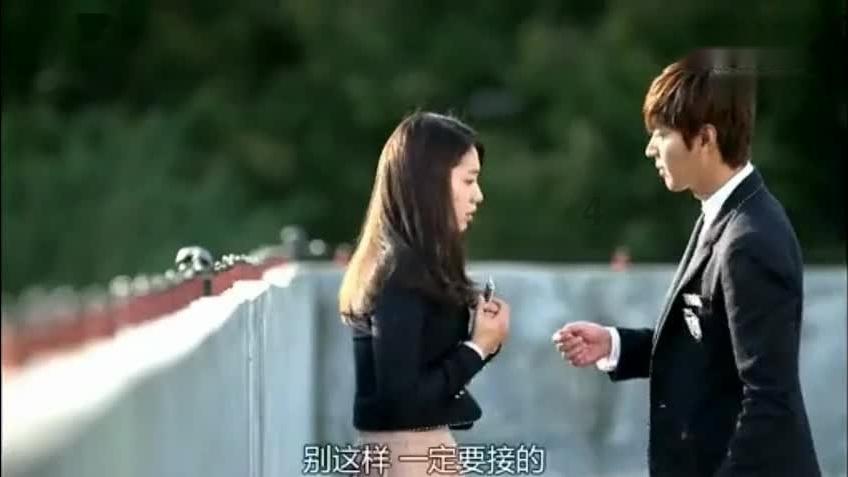 出现感情危机的时候，男生应该主动去哄女生，原因是什么？